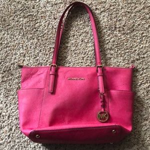 Jet Set Large Top-Zip Saffiano Leather Tote
